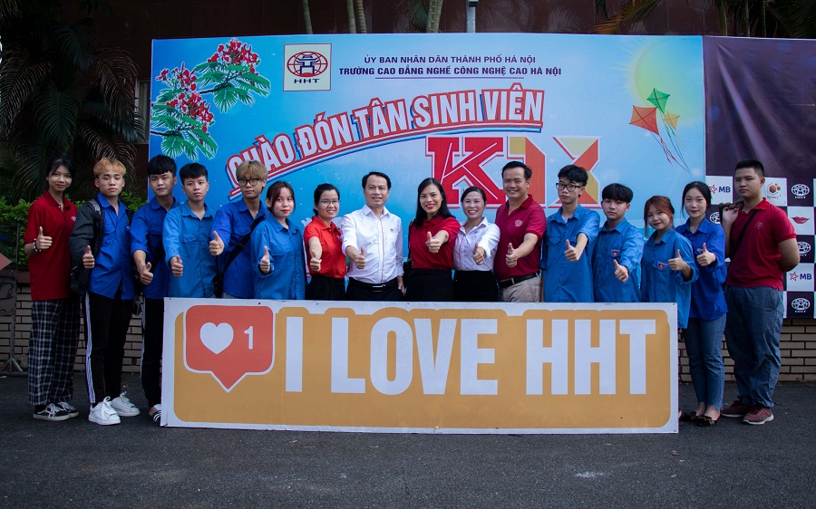 Những gương mặt rạng rỡ của cán bộ, giáo viên, SV tình nguyện và các tân sinh viên trong ngày tựu trường với Hastag: “T LOVE HHT”